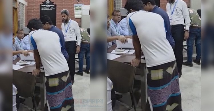 জাবি শিক্ষার্থীর লুঙ্গি পরে ভোটদান, ভিডিও ভাইরাল